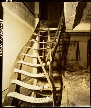 Eine verbogene Treppe in Hiroshima